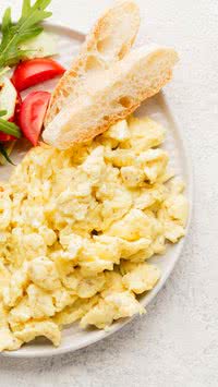 Aprenda o ingrediente que deixa os ovos mexidos com textura de hotel