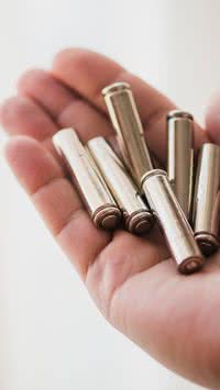 Veja como transformar pilhas usadas em um tesouro com uma forma simples de reciclar