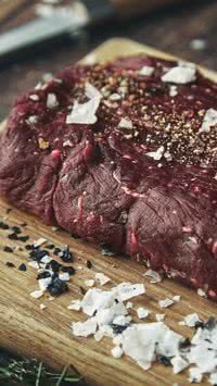 Aprenda qual é o tempero simples e barato que deixa qualquer carne muito mais saborosa