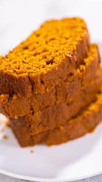 Aprenda o bolo de cenoura sem glúten que Gisele Bündchen adora fazer para as crianças no lanche da tarde