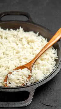 Aprenda por que muitos esquecem o ingrediente que transforma qualquer arroz comum em arroz perfeito