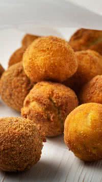 Receita de bolinhos de frutos do mar crocantes