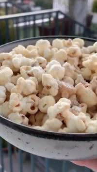 Está com vontade de doce? Saiba como fazer pipoca de leite ninho