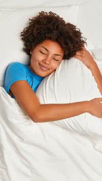 Saiba o que significa dormir de cobertor até no calor, segundo a psicologia