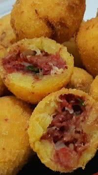 Receita de bolinho de aipim com carne-seca