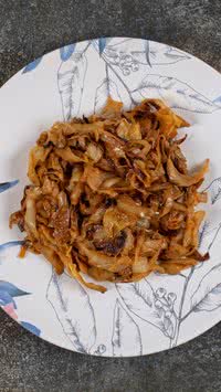 Descubra a técnica fácil para cozinhar cebolas caramelizadas perfeitas