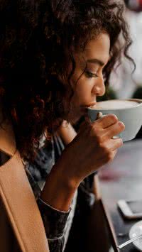 Saiba motivo de beber café diminui risco de câncer na cabeça