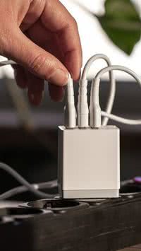 Qual valor de deixar carregador de celular conectado na tomada sem carregar?
