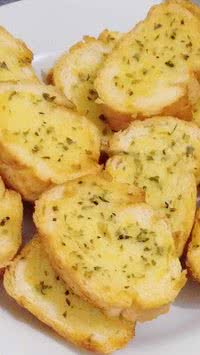 Receita de torrada temperada no forno de maneira fácil e deliciosa