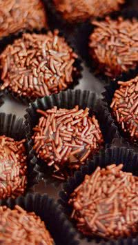 Aprenda a fazer brigadeiro sem fogão e com apenas 2 ingredientes