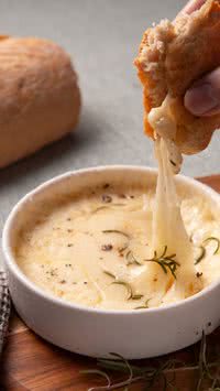 Confira como fazer receita de sopa de cebola do Outback