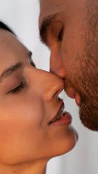 O poder do toque: Por que fechamos os olhos ao beijar?