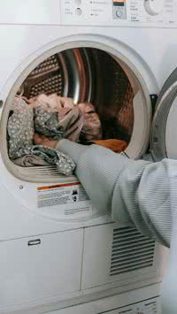 Descubra qual o melhor horário para lavar roupas sem gastar muita energia