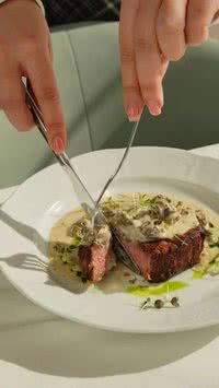 Receita de bife acebolado com molho para o seu almoço