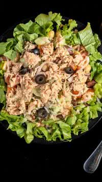 Aprenda como fazer a melhor salada de atum de todas