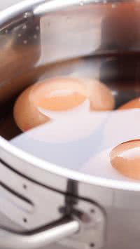Veja como a air fryer virou a forma mais prática de fazer ovos sem usar panela