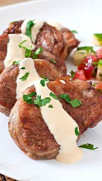 Bife ao molho de maionese e manjericão