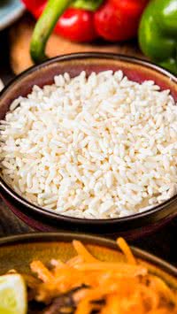 Veja como preparar arroz soltinho e perfumado sem cozinhar no fogão
