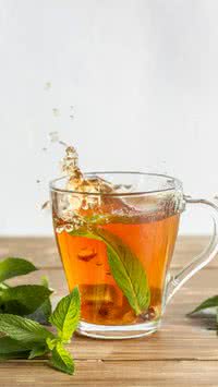 Descubra qual é o melhor chá para beber à noite e melhorar o intestino