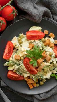 Saiba como fazer salada de maionese com apenas 6 ingredientes