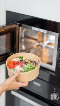 Aprenda por que colocar comida no centro do micro-ondas é um erro comum há mais de 20 anos