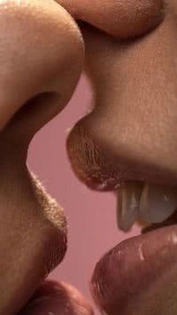 Vai beijar na boca? Confira 5 dicas para manter a saúde bucal em dia durante o Carnaval