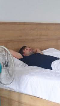 Descubra o perigo pouco comentado de dormir com o ventilador ligado durante o calor