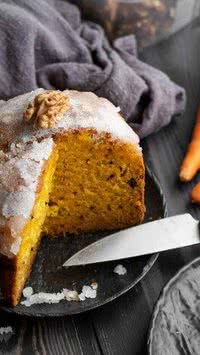 Aprenda como preparar sobremesa de bolo de cenoura com calda de requeijão