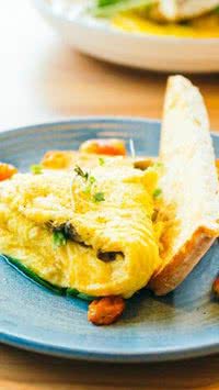 Saiba como fazer um omelete no forno sem gastar muito