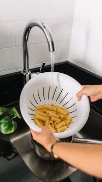 Veja o erro comum ao lavar o macarrão que arruína o sabor do prato