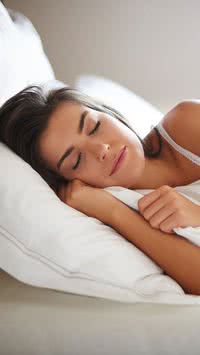 Aprenda o que comer e o que evitar à noite para dormir melhor e ter um sono tranquilo
