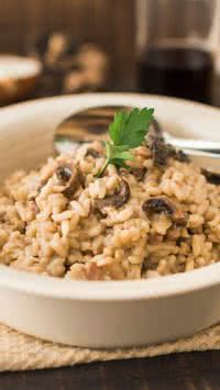 Confira receita de risoto de de arroz integral e frango desfiado