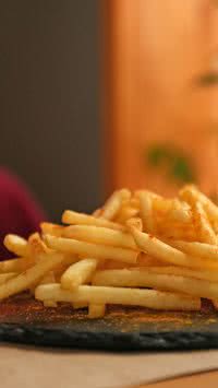 Aprenda por que essa batata frita gigante caseira está fazendo muita gente esquecer o fast food