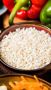 Entenda por que resfriar o arroz antes de comer pode ajudar a controlar o açúcar no sangue