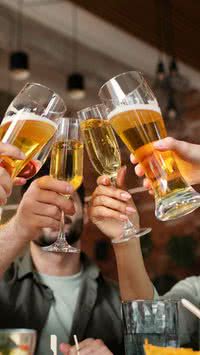 Aprenda quais são as 5 bebidas comuns que podem causar azia, inchaço e gases sem você perceber