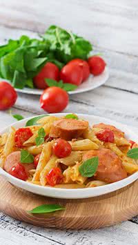 Saiba como fazer um macarrão de panela com calabresa para comer rezando