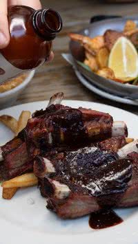 Aprenda a fazer prato do Outback, receita de costelinha ao molho barbecue