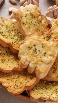 Receita de pão de alho com com pão francês amanhecido