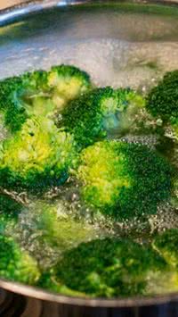 Veja como o limão na água do cozimento deixa o brócolis mais verde e apetitoso
