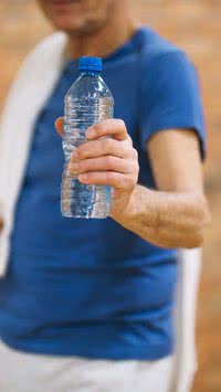 Por que você deve saber dos impactos na saúde em beber água engarrafada?
