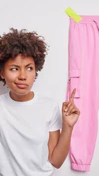 Saiba como nunca mais ter problema com pelos e fiapos na roupa