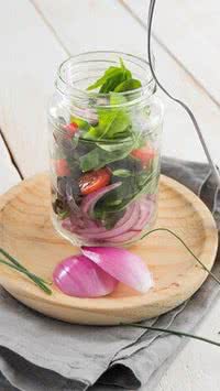 Receita para quem está de dieta: salada no pote