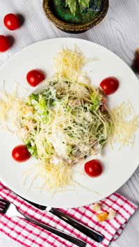Receita de salada cremosa para comer à vontade indicada por nutricionista