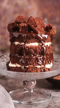 Aprenda como fazer bolo de chocolate que fica molhadinho