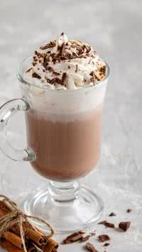 Saiba como fazer chocolate quente cremoso