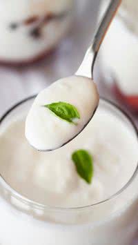 Aprenda qual é o iogurte mais saudável entre o grego, natural, proteico ou kefir