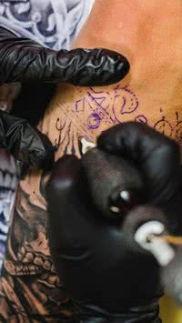 Confira opções de tatuagens minimalista para mulheres