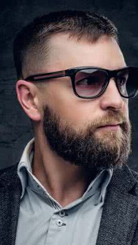 Veja cortes de cabelo masculino para quem usa óculos