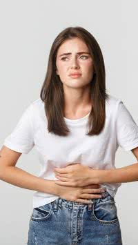 Intestino solto e inchaço abdominal? Saiba o que causa esses sintomas