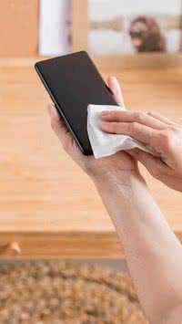 Aprenda como limpar a tela do celular sem arranhar ou danificar